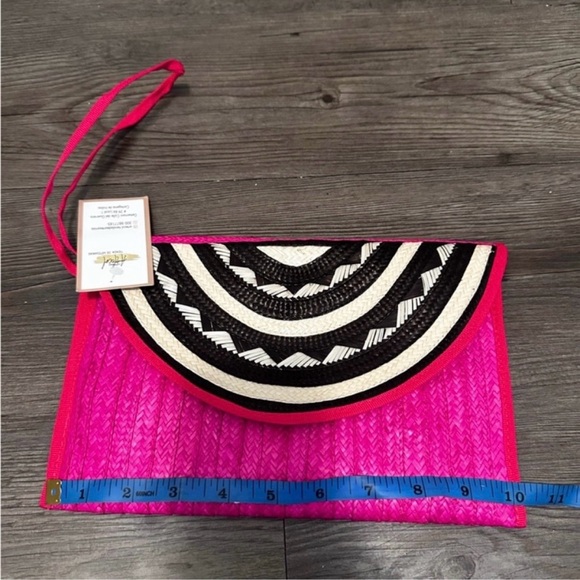 🌸 NWT! Fuchsia, Black, and Cream Woven Straw Clutch